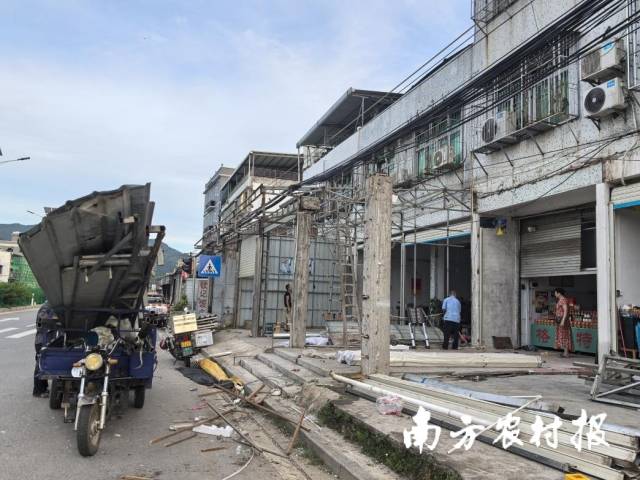 中社村上下珂沿街商铺违规搭建物清拆现场。
