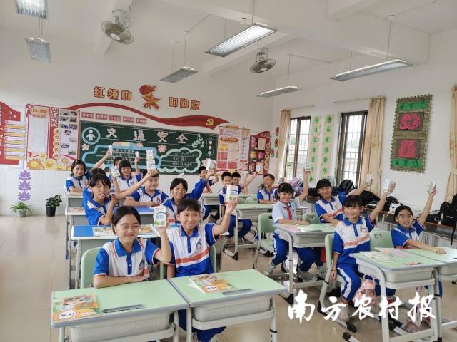 水头中心小学学生饮用公益基金供应的纯牛奶。