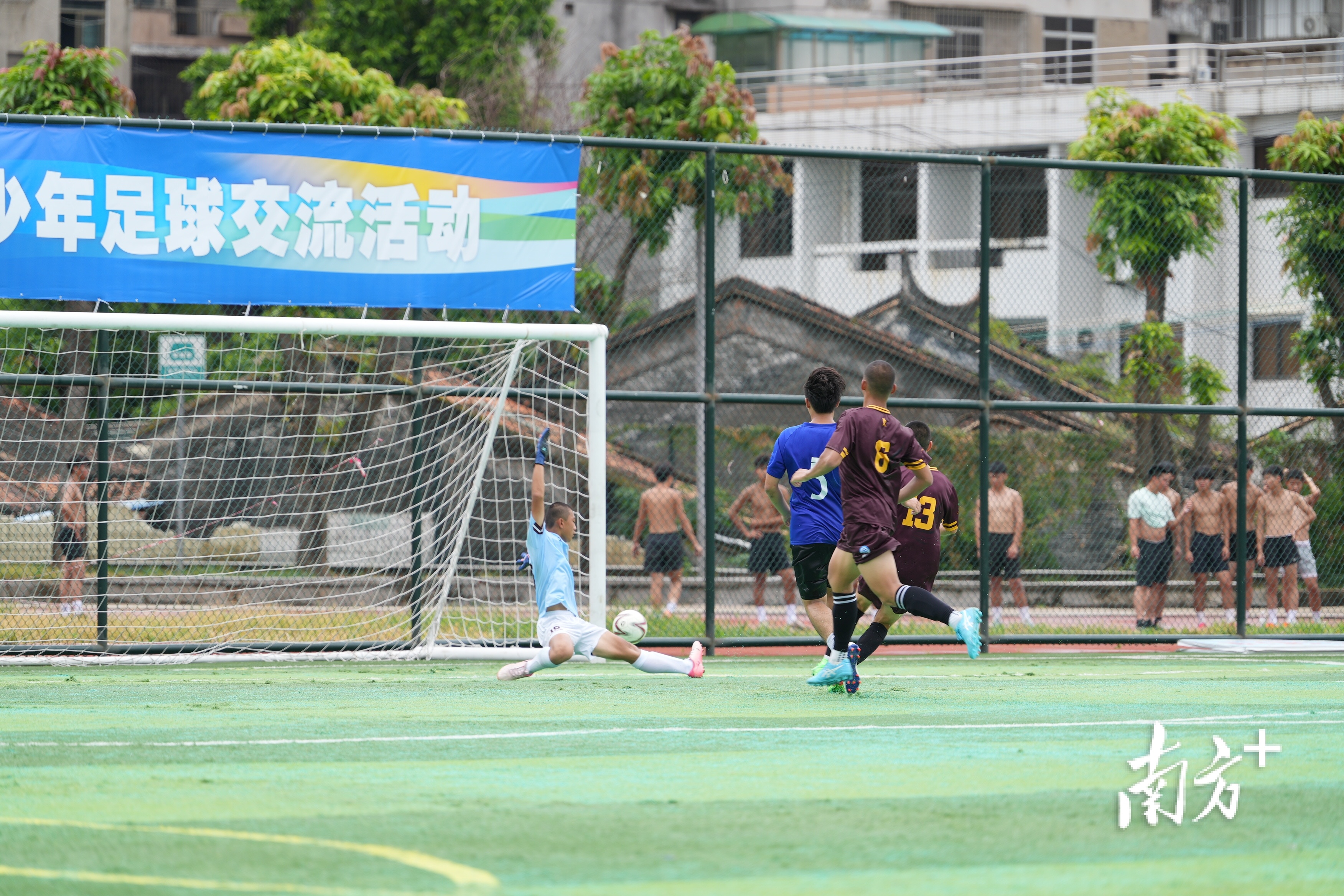 冷静推射远角进球。