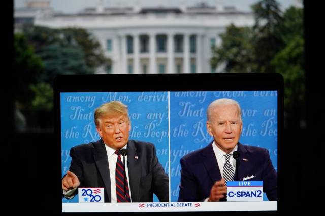 △这张2020年9月29日在美国弗吉尼亚州阿灵顿拍摄的视频画面显示，时任美国总统特朗普（左）与时任美国民主党总统候选人拜登在俄亥俄州克利夫兰市参加2020年美国总统候选人首场电视辩论。