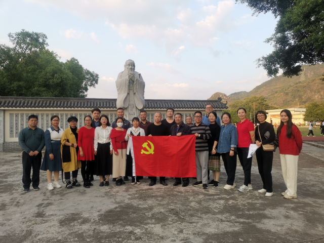 广东华侨中学朱国璋副校长向导学校主干教师代表团，返回清远阳山县通儒中学、佛冈县水头中学睁开同课异构、送课交流以及党建行动。