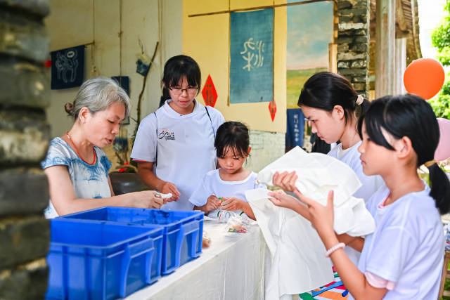 活动设有创意无限第二课堂，蓝染技艺“拉满”体验感。