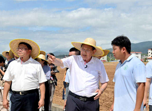 中国工程院院士、华南农业大学教授罗锡文（中）介绍万绿智慧农场情况。