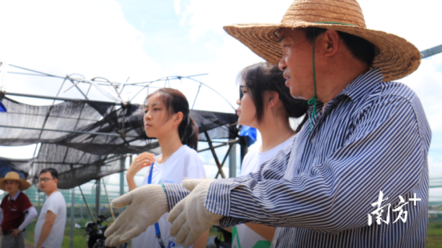 基地工作人员指导团队播种。