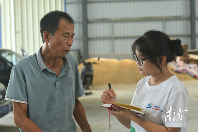 “咸田稻香”团队成员采访种植大户林开平。