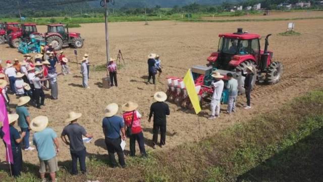 差距型号的大豆收获机在田间妨碍比对于试验