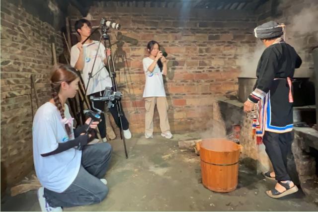 团队拍摄瑶族特色康养疗法“木桶浴”浴汤熬制过程