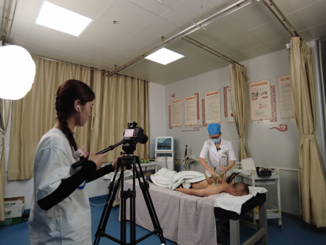 团队拍摄瑶族特色康养疗法“牛角罐”拔罐过程