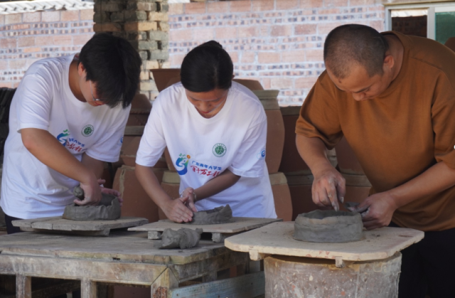 团队向“龙窑制陶技艺”传承人学习手工制坯