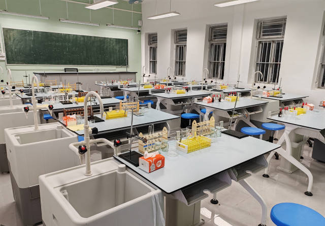 驻饶平建饶镇工作队改造提升理化生实验室。