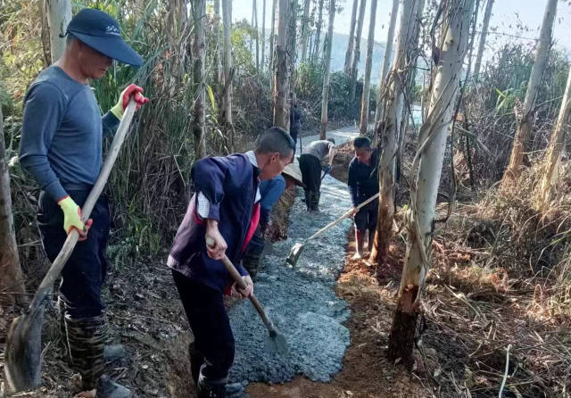 村民自发参与修建机耕路。