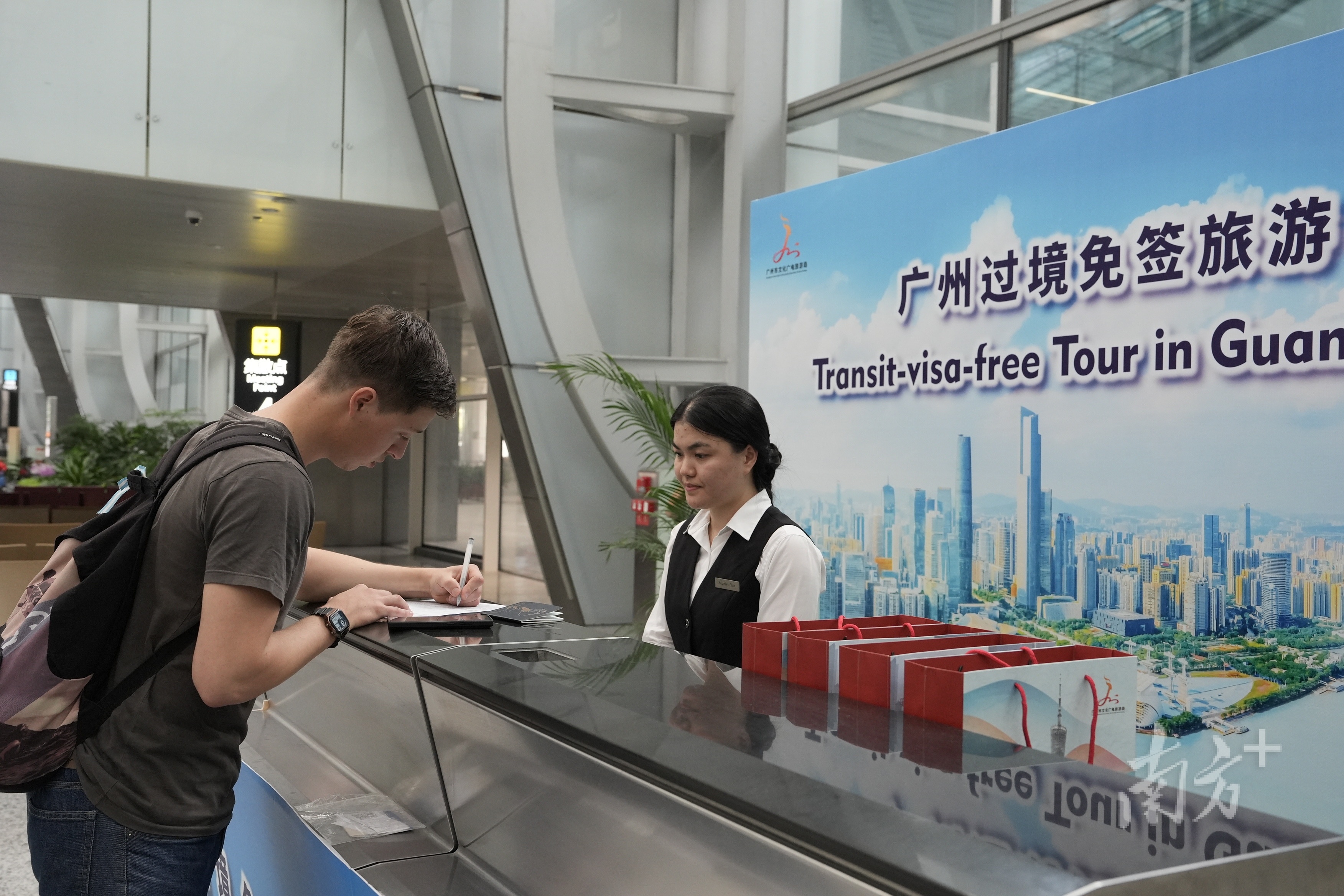经广州中转的国际游客在白云机场办理手续，通过“144小时过境免签”政策入境广州。南方+记者 王俊涛 摄