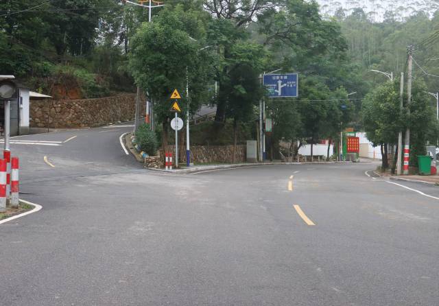 饶平建饶镇改造后的双车道柏油路。