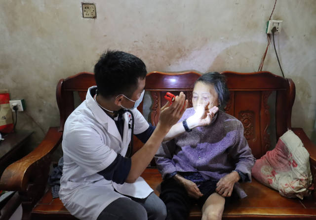 驻饶平建饶镇工作队为村民提供义诊。