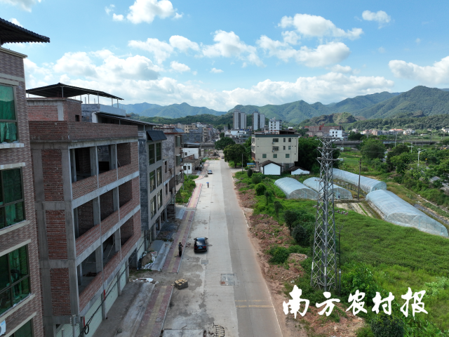 工作队对曾经的周田镇主干道韶仁路实施了改造提升，解决了村民出行难题。