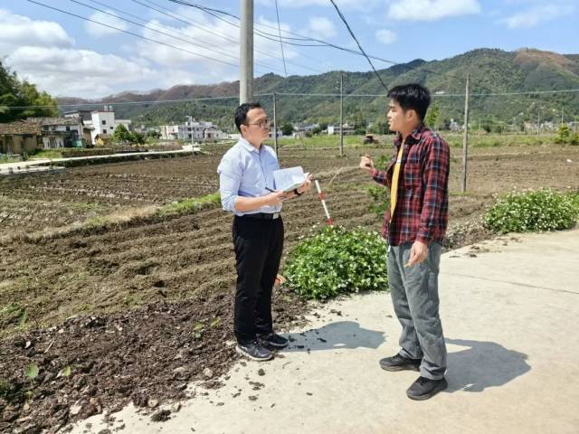 农担工作人员了解农户需求，将服务送达生产一线。