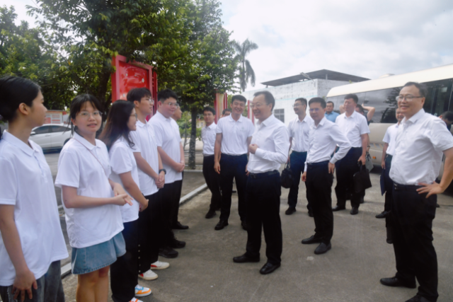 李凤亮看望在廉江开展调研的华南农业大学“筑梦人文”团队