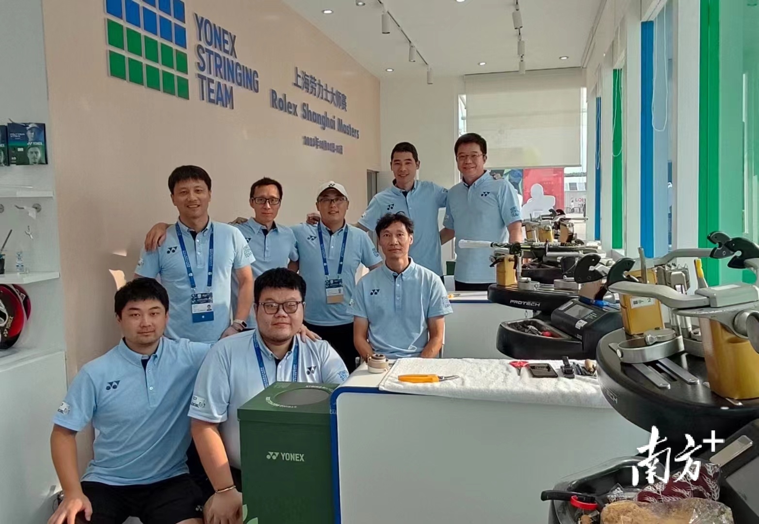 2023年10月，受YONEX选派，赵景生参与上海大师赛（ATP1000）穿线服务。中排左二为赵景生。 受访者供图