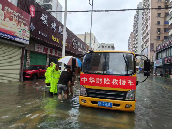 中华财险广东分公司调度应急救援车赴受灾地区支援抢险救灾。财险超百