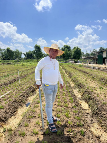 毛近三在地里。