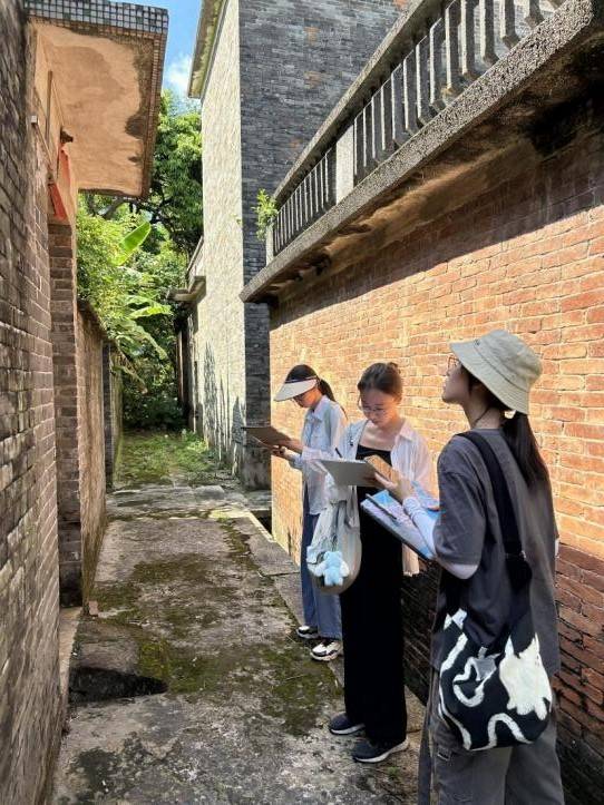 队员采集建筑数据。平辉 摄