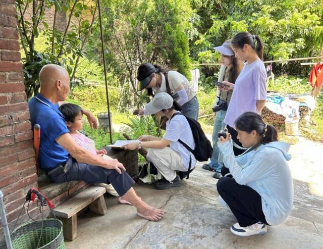 队员与当地村民交流。平辉 摄