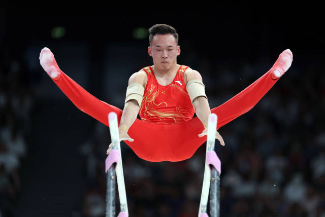 7月29日,中国队选手肖若腾在巴黎奥运会体操男子团体决赛双杠比赛中.