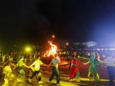 视频｜民族风情“火”热，这个夏夜龙穴岛“火力全开”