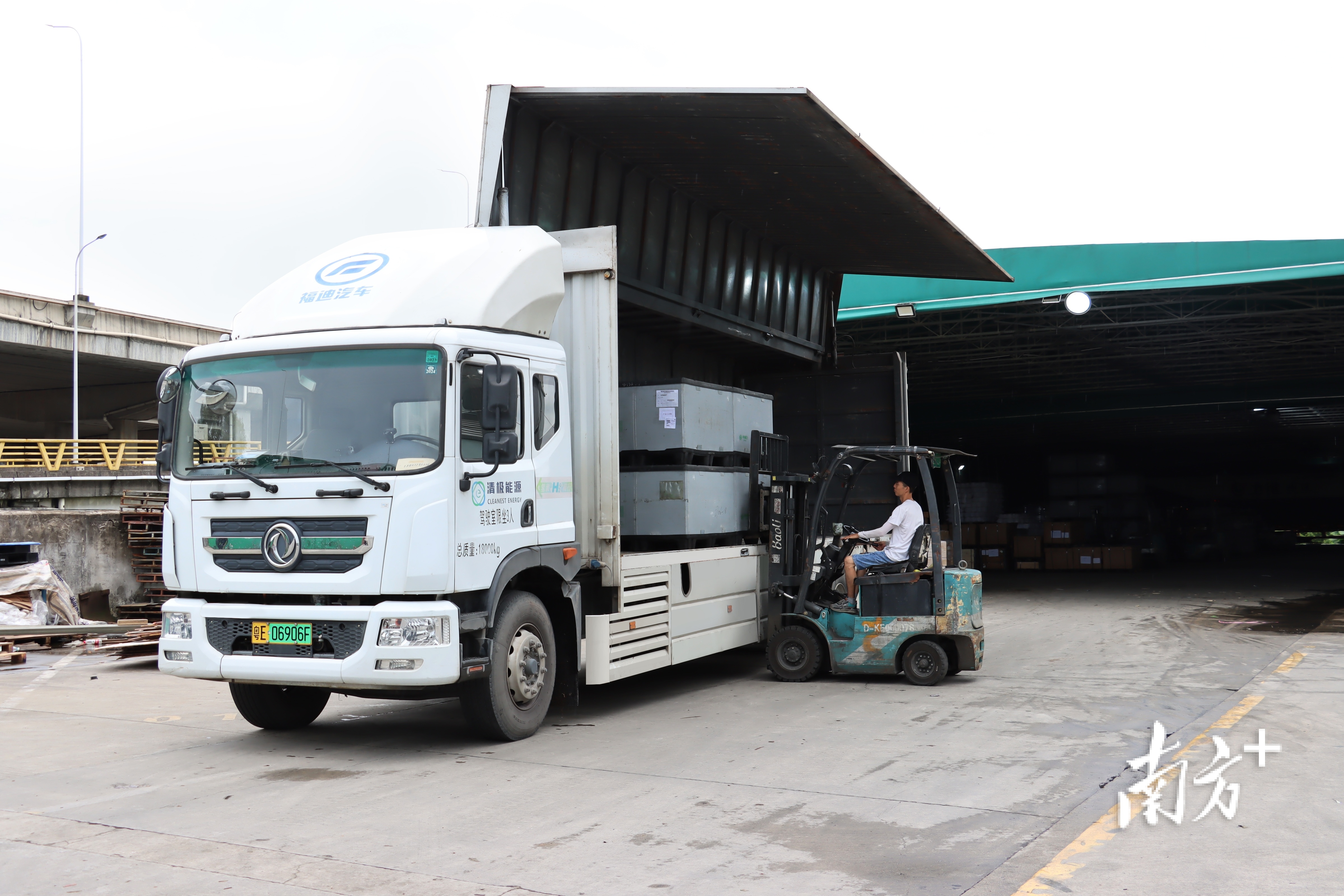 工人在装货物到氢能物流车。&nbsp; 南宣供图