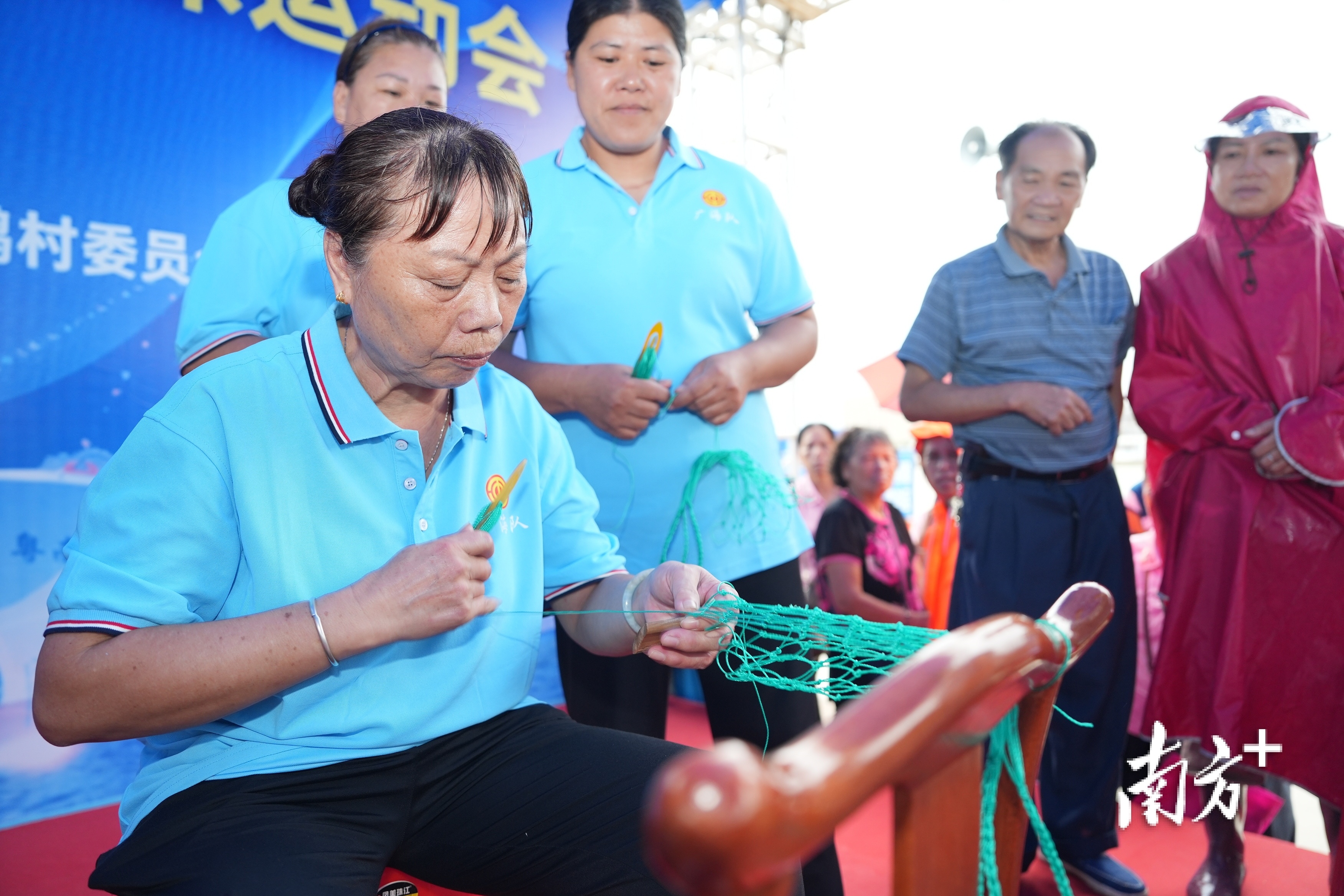 织鱼网比赛,渔民按照要求将渔线编织5行串成渔网。 织鱼网比赛,渔民按照要求将渔线编织5行串成渔网。