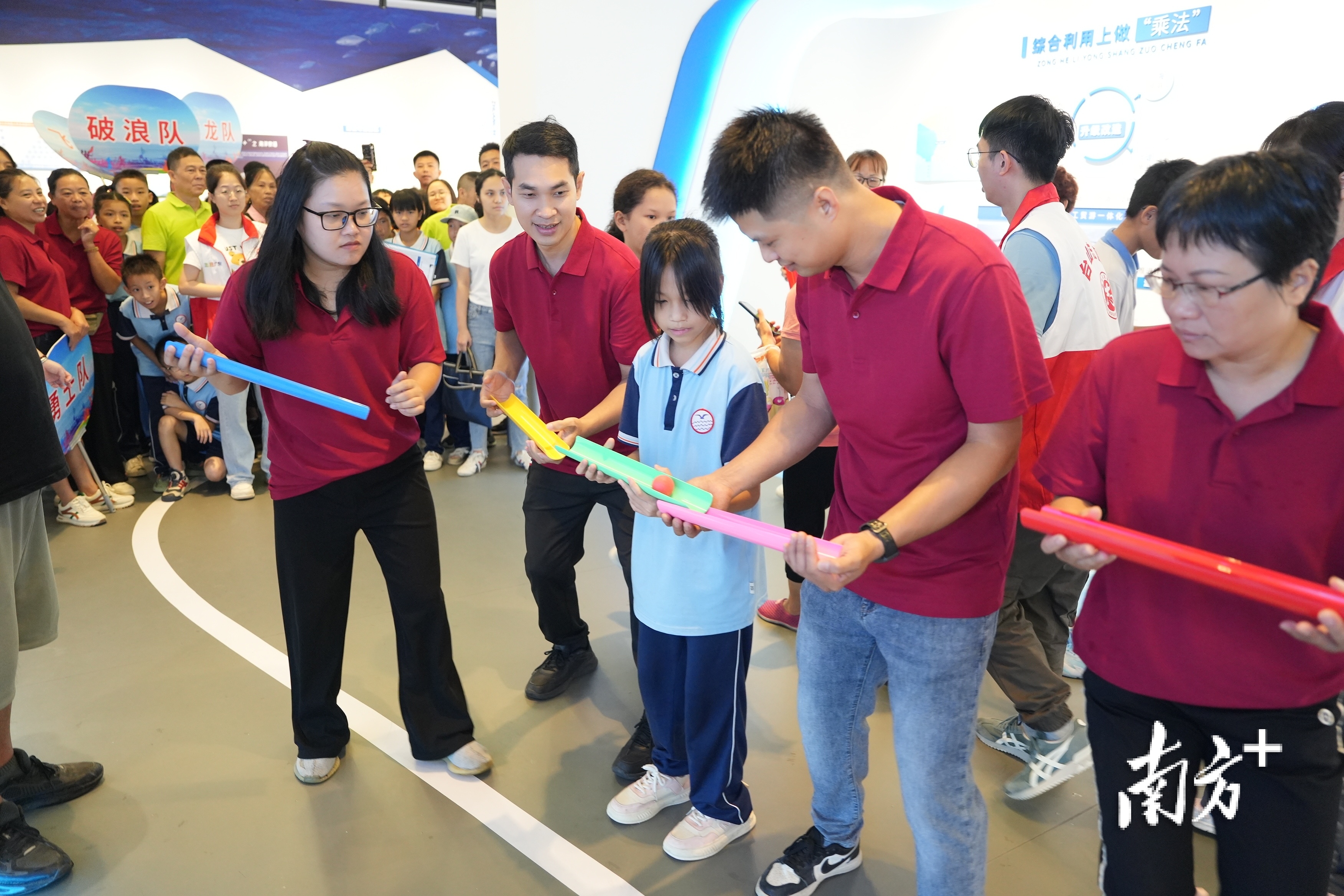 珠行万里比赛,队员手拿U型槽,调整两端高低让球开始滚动,顺着轨道向另一端的杯子中。 珠行万里比赛,队员手拿U型槽,调整两端高低让球开始滚动,顺着轨道向另一端的杯子中。