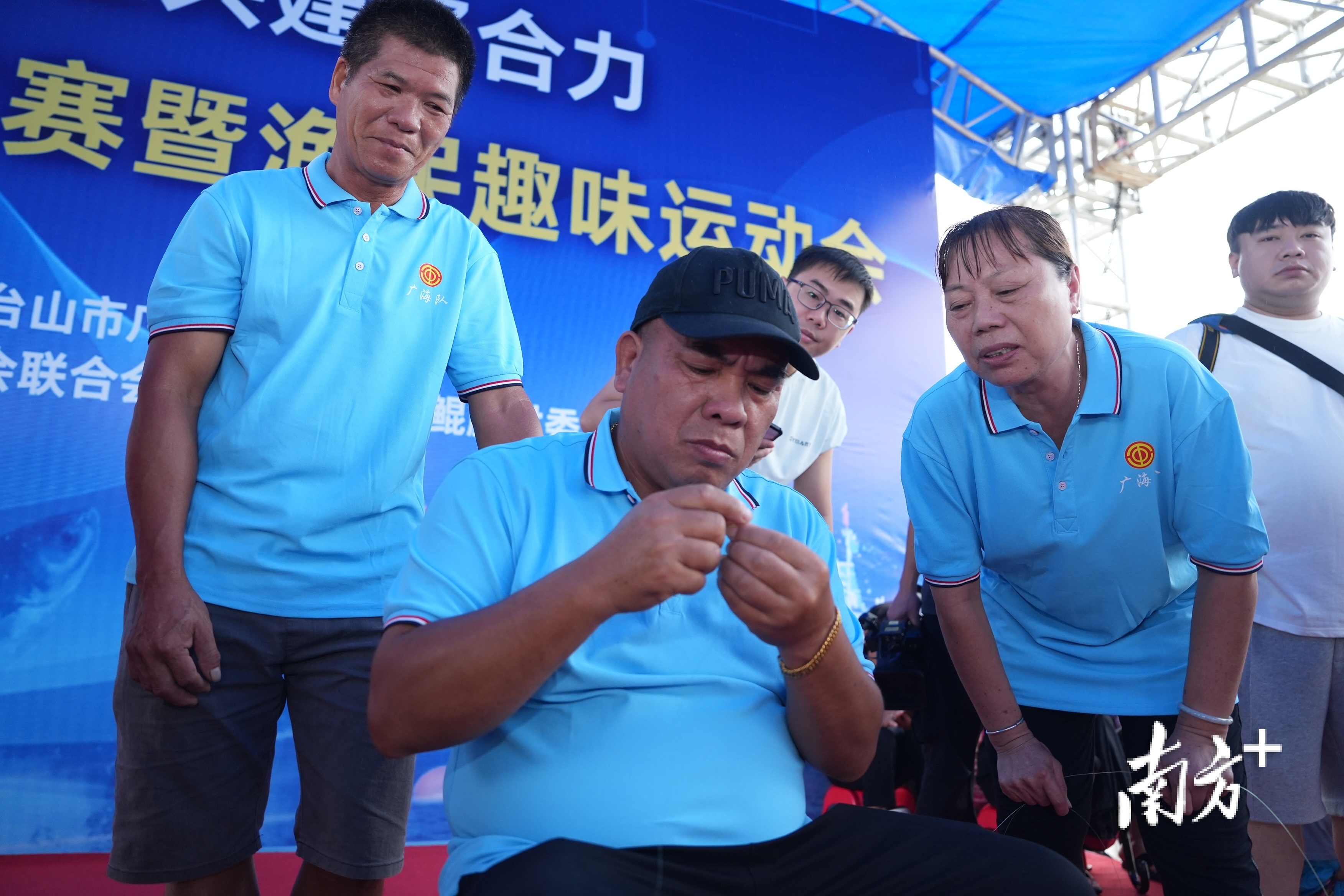 筹纲比赛要求用渔线绑渔钩,这对老花眼的渔民来说挑战不小。 筹纲比赛要求用渔线绑渔钩,这对老花眼的渔民来说挑战不小。