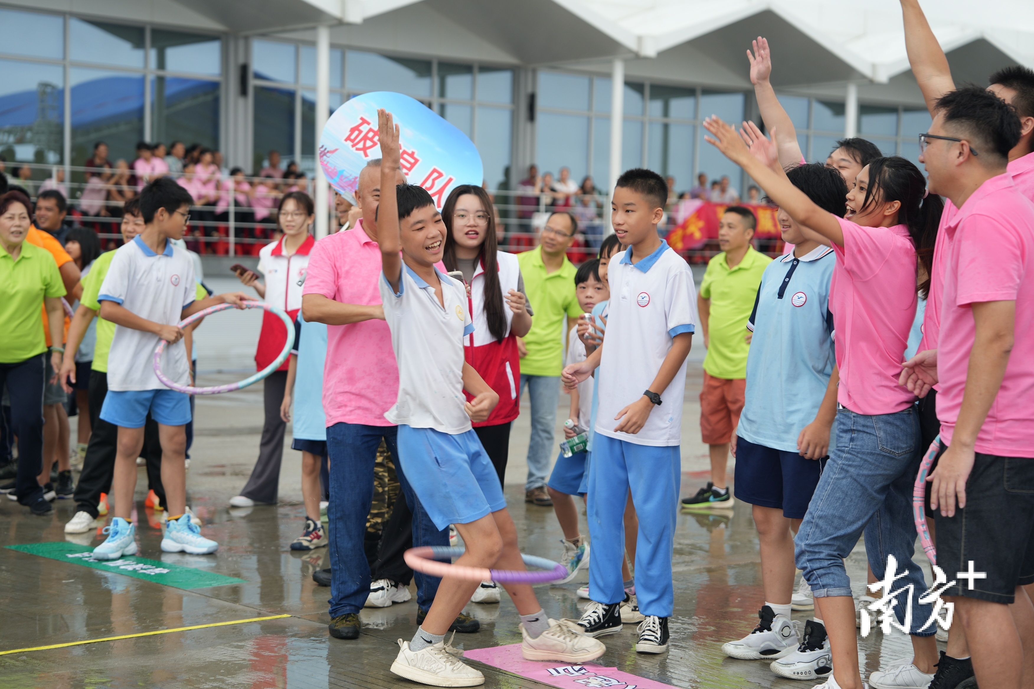 螃蟹赛跑,首个完赛队伍举手庆祝。 螃蟹赛跑,首个完赛队伍举手庆祝。