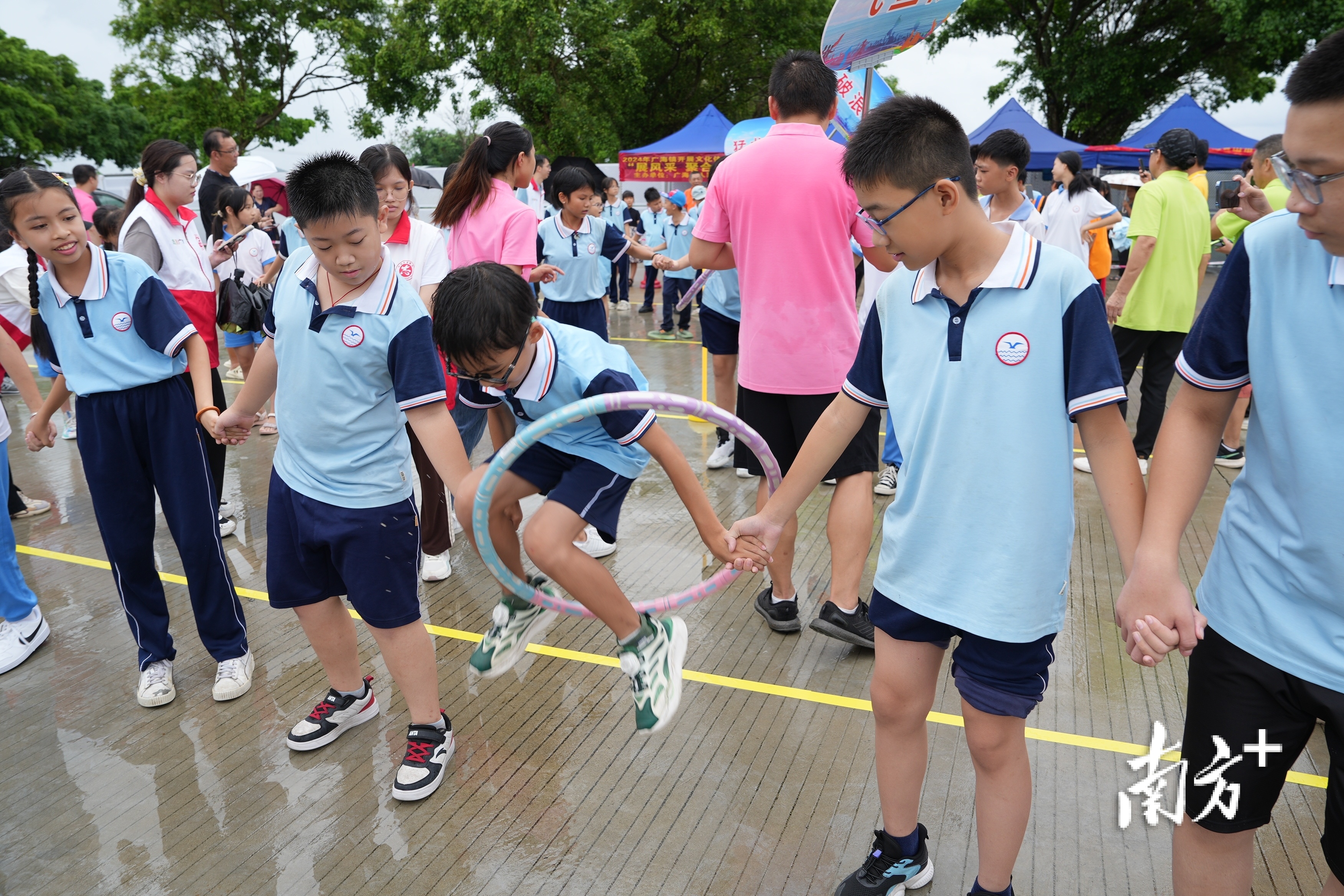 一圈到底,参赛运动员手拉手排成一排,在不松开手的情况下,将呼啦圈从第一个人开始依次穿过每个人的身体,到最后一个人再回穿到原位。 一圈到底,参赛运动员手拉手排成一排,在不松开手的情况下,将呼啦圈从第一个人开始依次穿过每个人的身体,到最后一个人再回穿到原位。