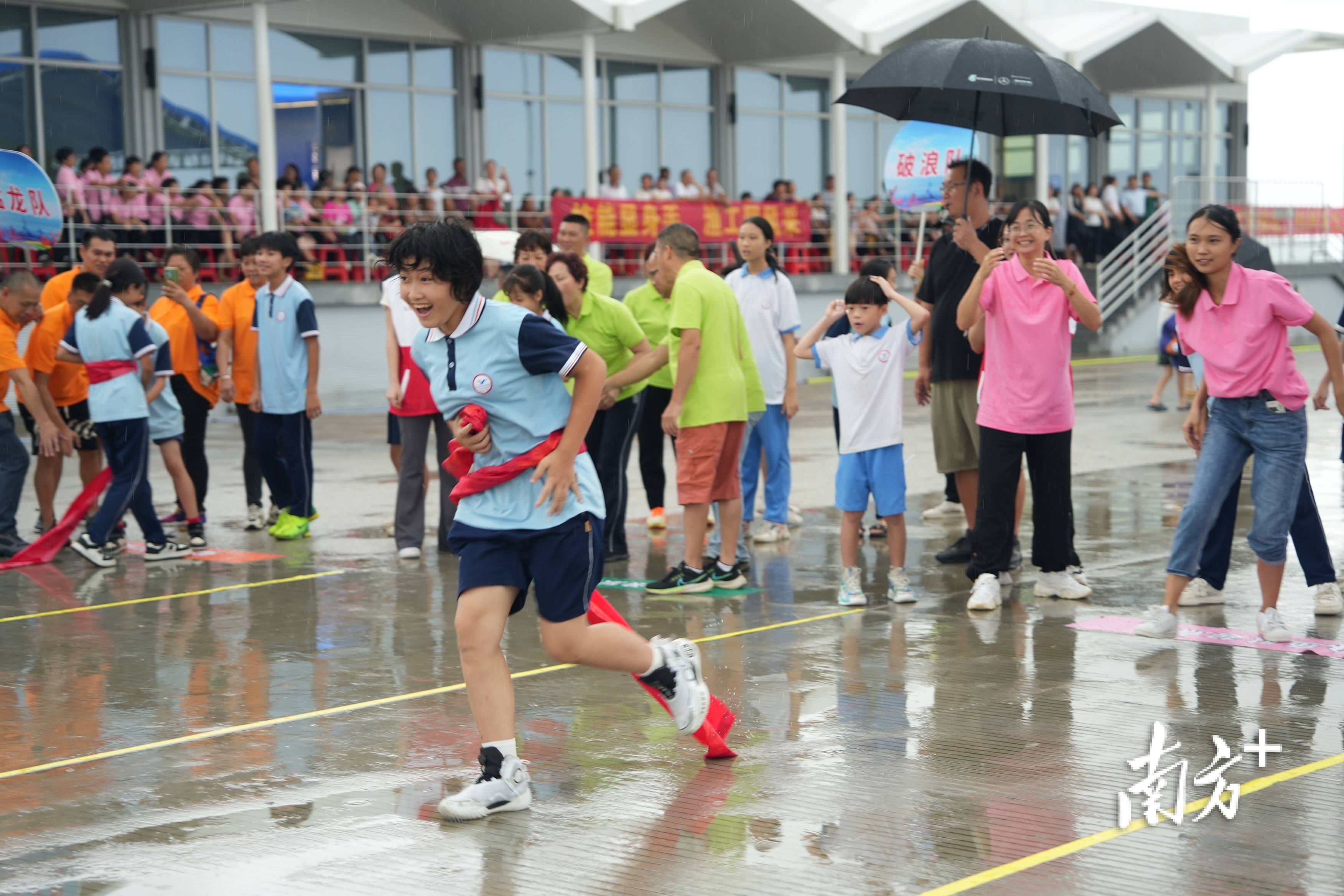 腰缠万贯比赛,组员把横幅缠在腰上,听到裁判发令后跑向对面。 腰缠万贯比赛,组员把横幅缠在腰上,听到裁判发令后跑向对面。