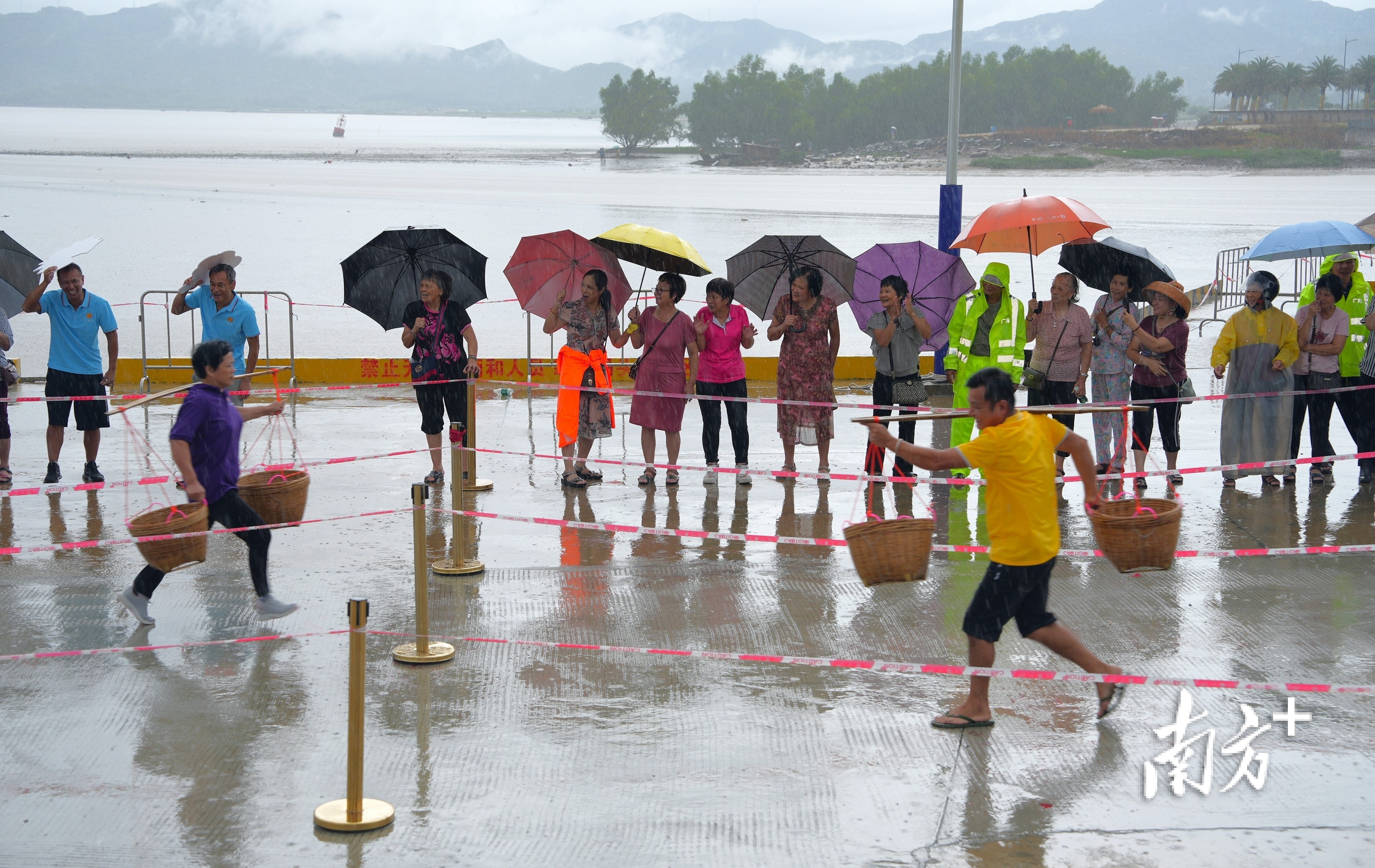 挑鱼接力比赛,巾帼不让须眉。 挑鱼接力比赛,巾帼不让须眉。