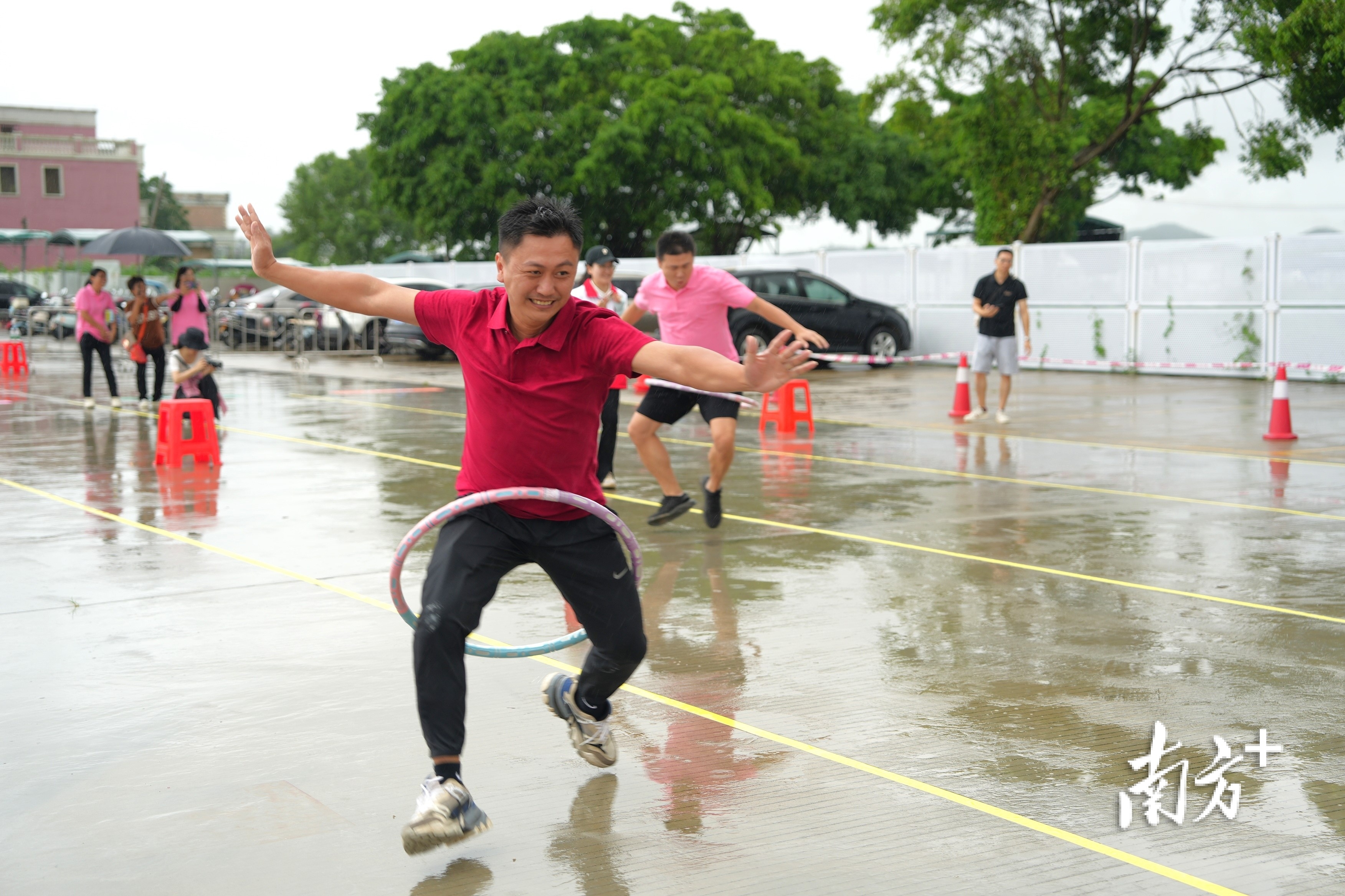 螃蟹赛跑,“红蟹”当先。 螃蟹赛跑,“红蟹”当先。