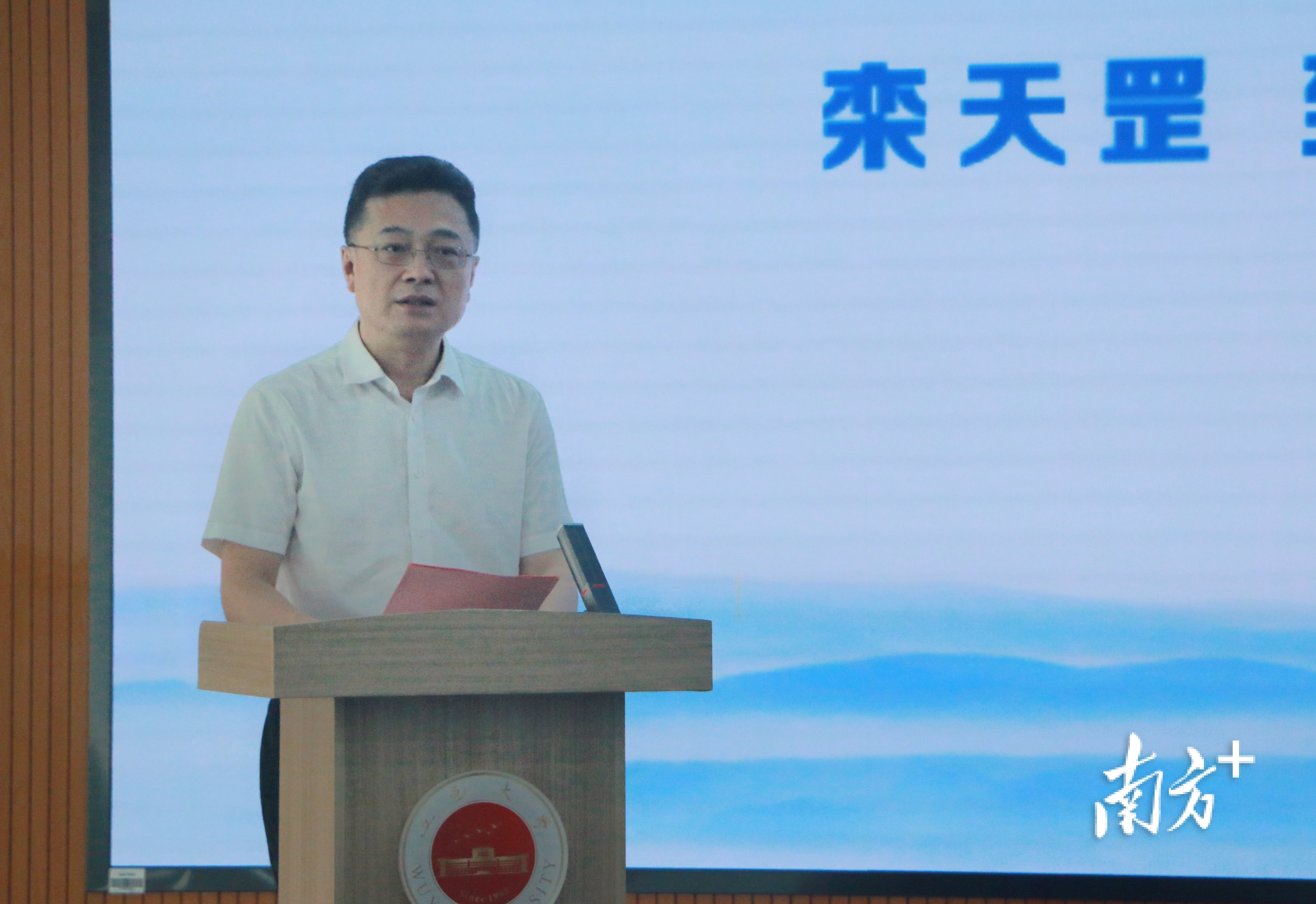 栾天罡寄语海外华裔青少年们能在夏令营活动中感知中国、体会中国、了解中国。 南方+ 黄烨倩 拍摄