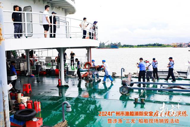 消防演练过程中，救护人员现场救援。