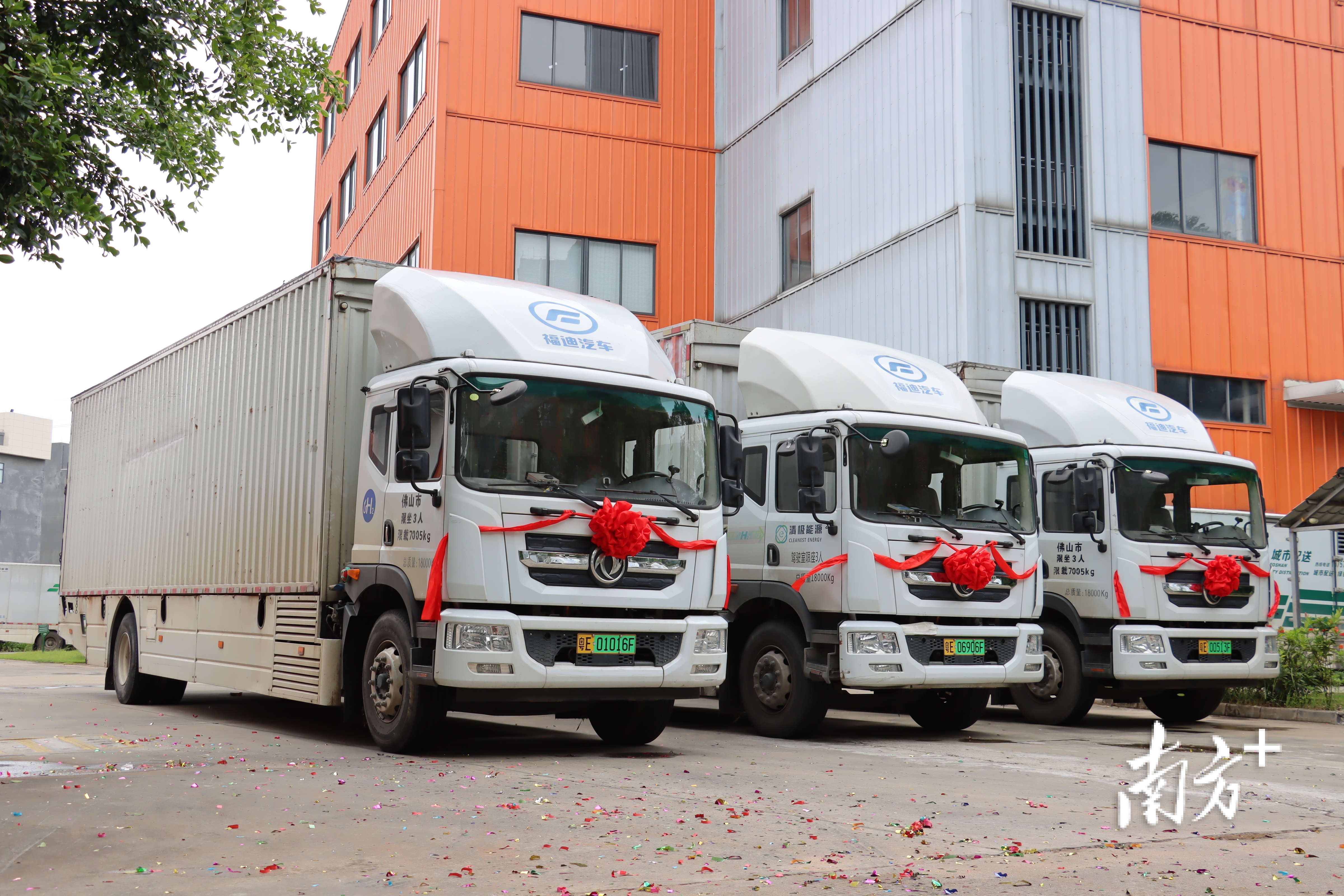 3辆崭新的氢能重型物流车整装待发。&nbsp; 南宣供图