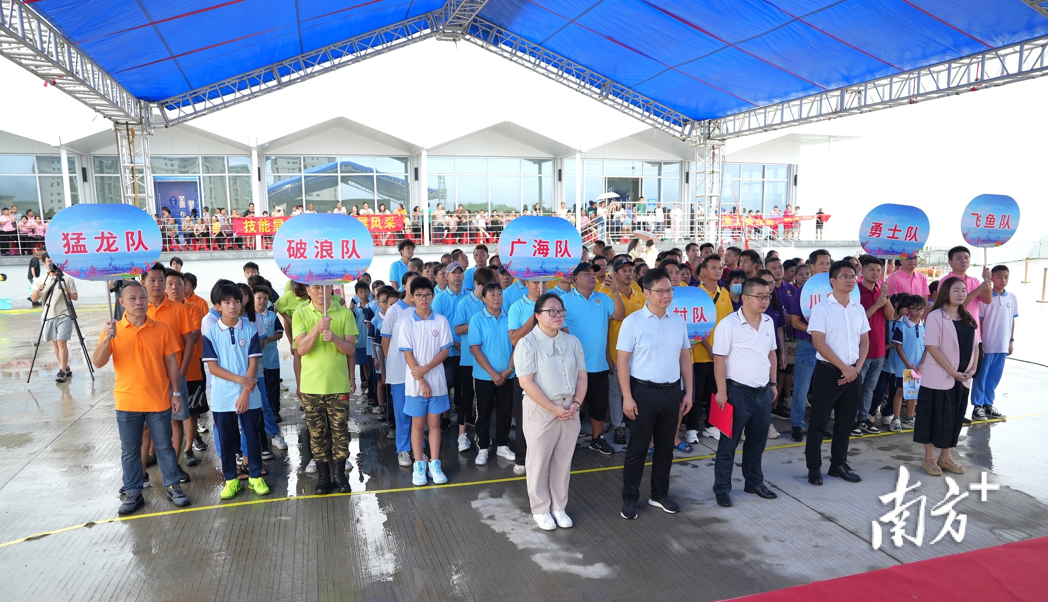 参赛队伍意气风发。 参赛队伍意气风发。