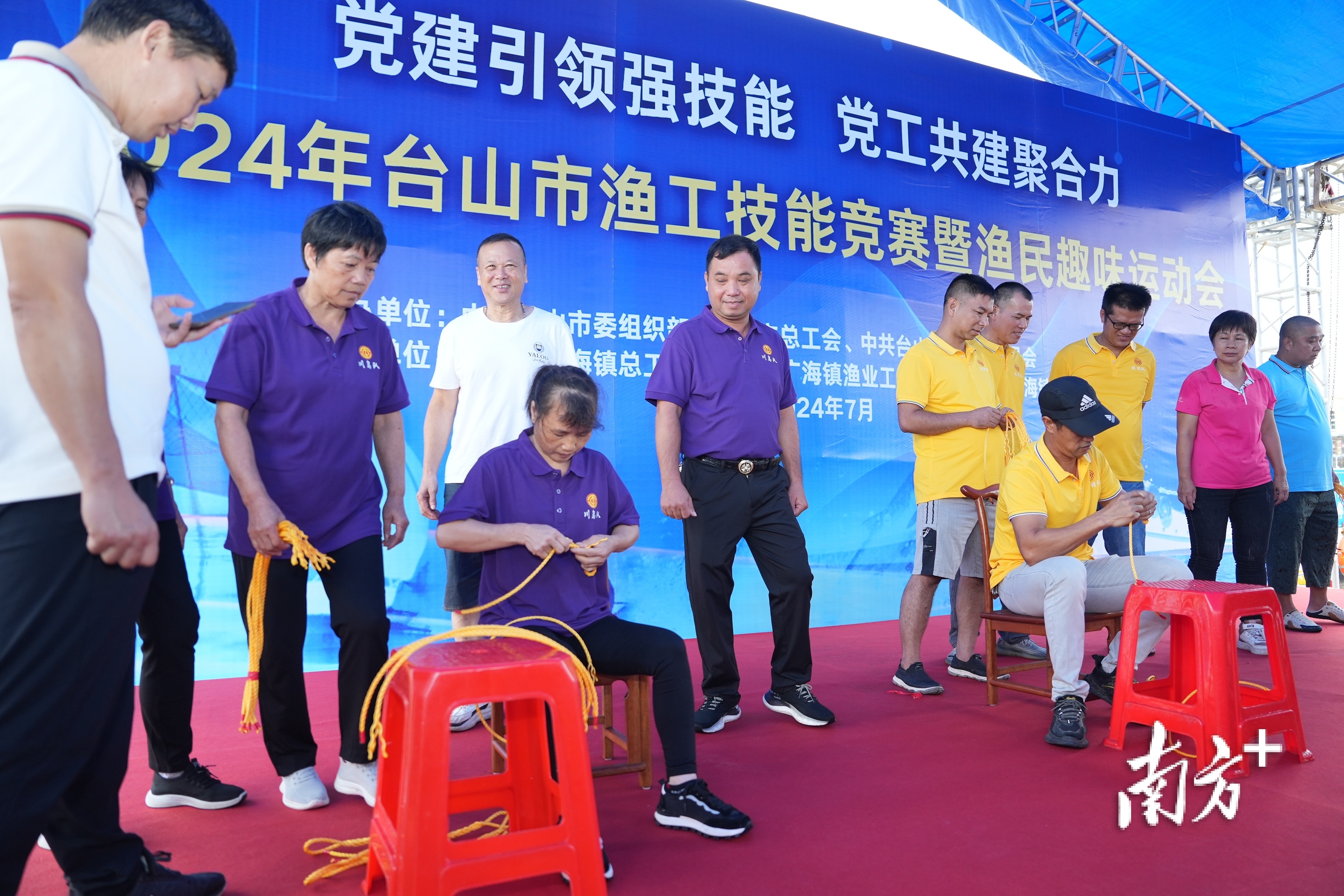 打绳结比赛,3名渔民依次排队接力,每位组员打完10条绳子。 打绳结比赛,3名渔民依次排队接力,每位组员打完10条绳子。