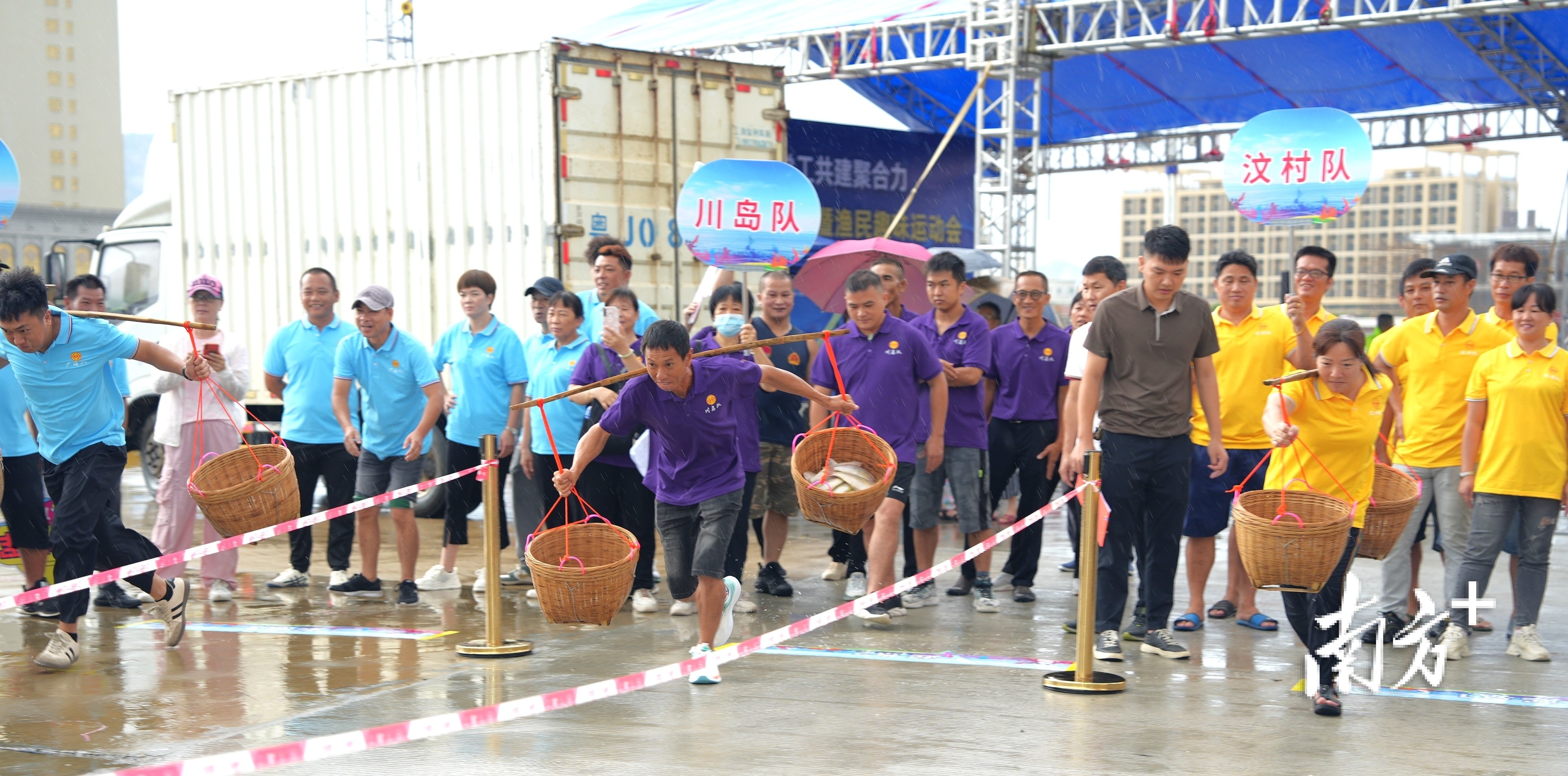 挑鱼接力比赛,每边箩筐装13斤鱼。 挑鱼接力比赛,每边箩筐装13斤鱼。