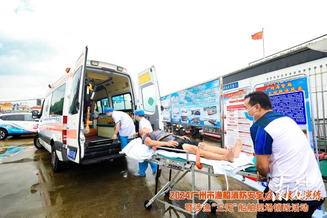 消防演练过程中，救护人员现场救援。