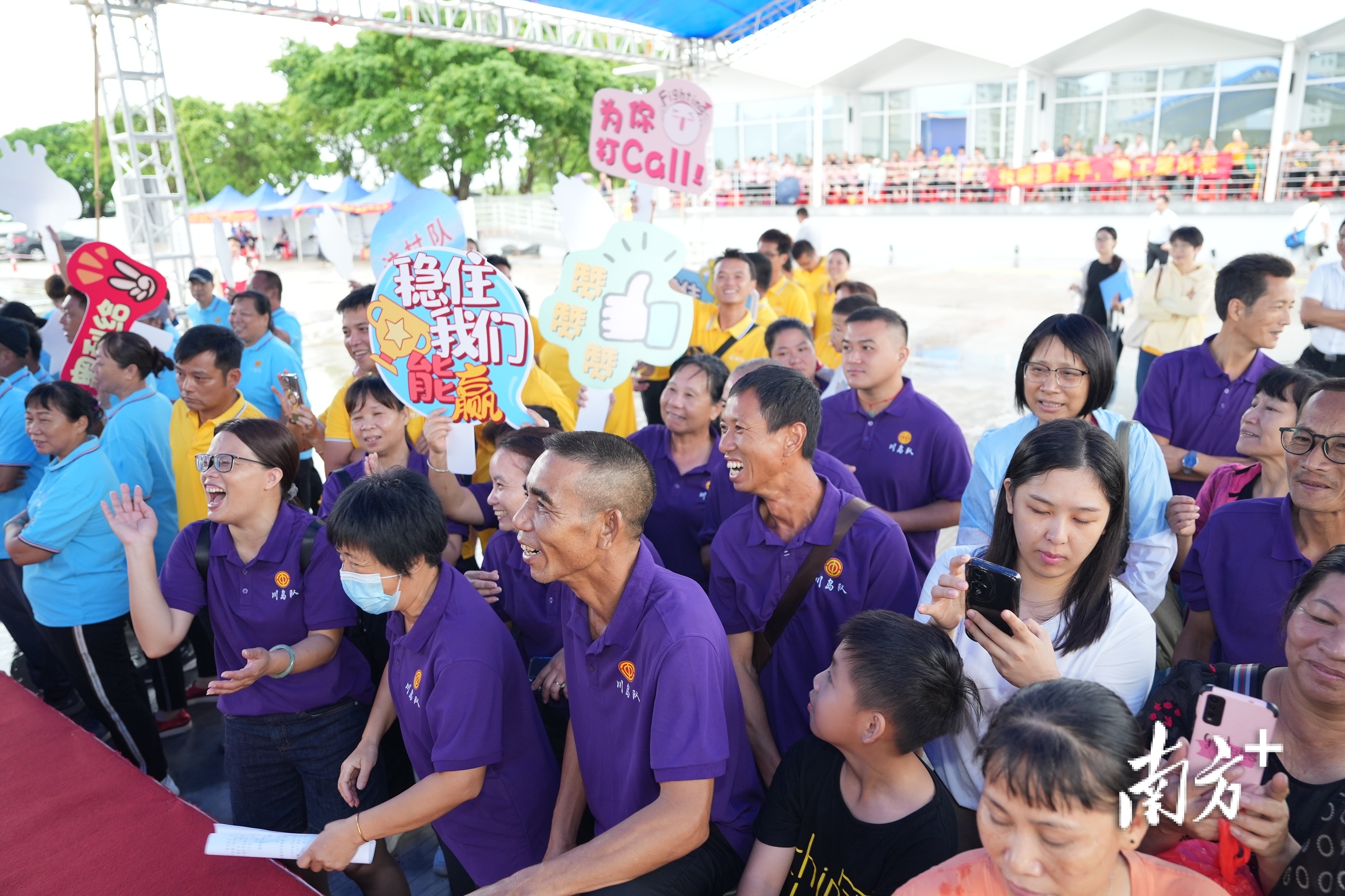 台下啦啦队鼓舞参赛队员。 台下啦啦队鼓舞参赛队员。
