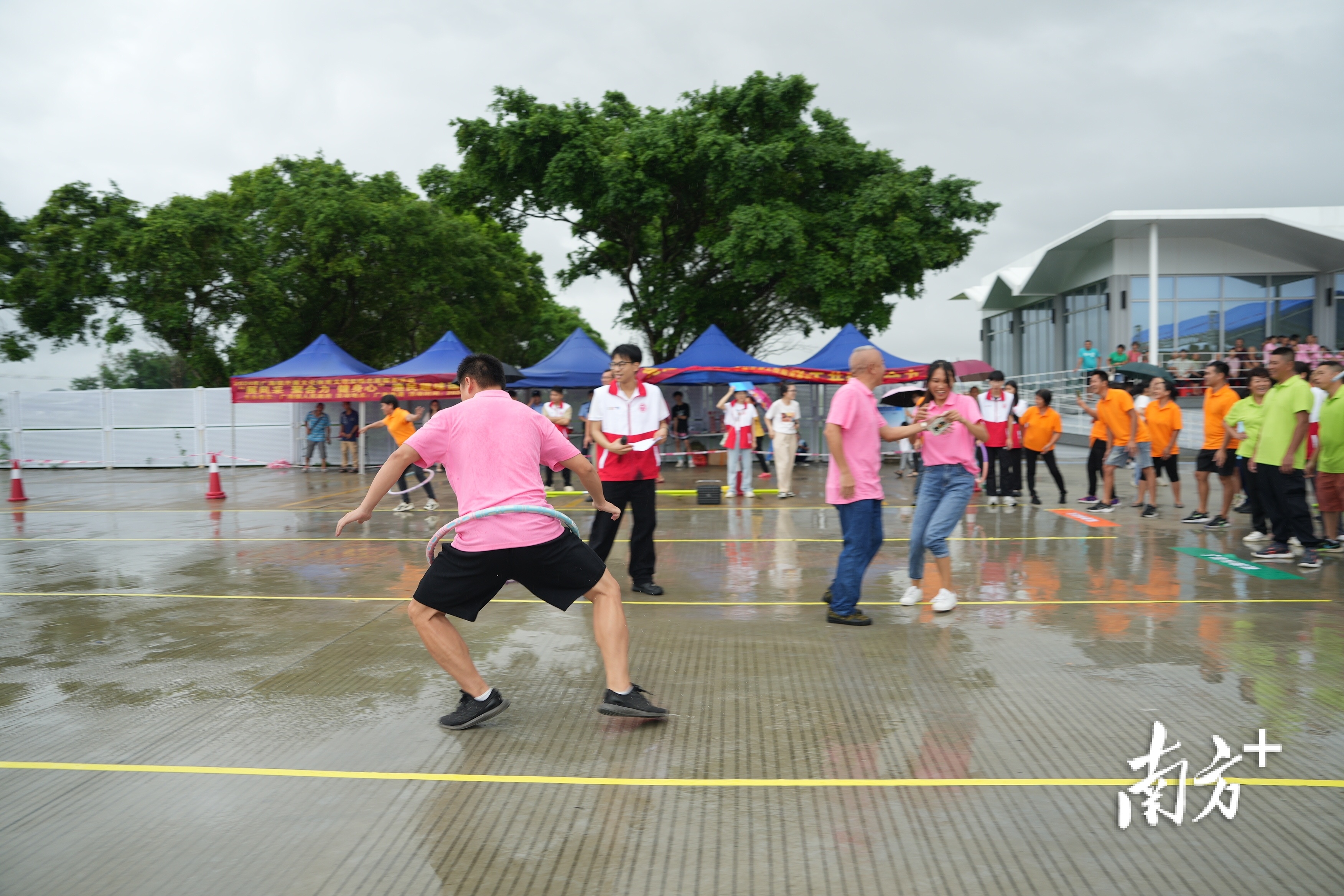 螃蟹赛跑比赛,每队由5名渔民和5名学生组合,将呼啦圈套在身上,双腿成弓步跑向终点。 螃蟹赛跑比赛,每队由5名渔民和5名学生组合,将呼啦圈套在身上,双腿成弓步跑向终点。