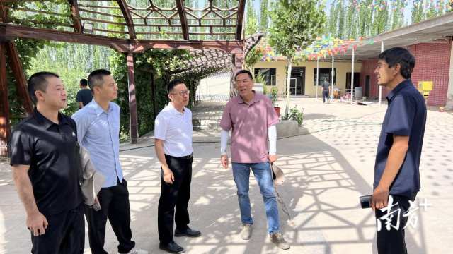 纪少贯(右起第二位)下乡调研。 纪少贯(右起第二位)下乡调研。