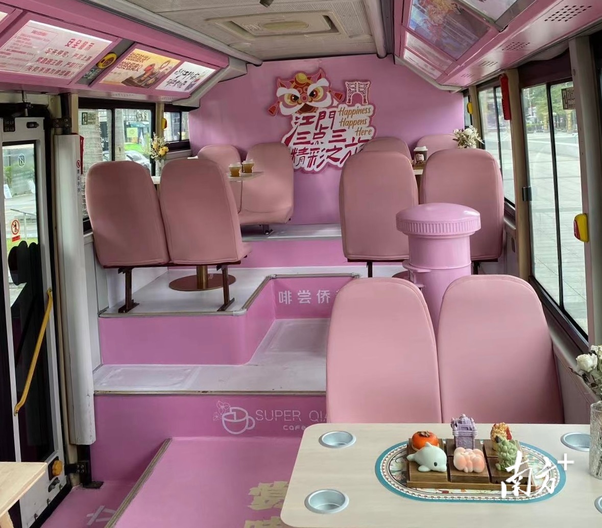 Hi Tea巴士内部。 南方+ 任龙 拍摄