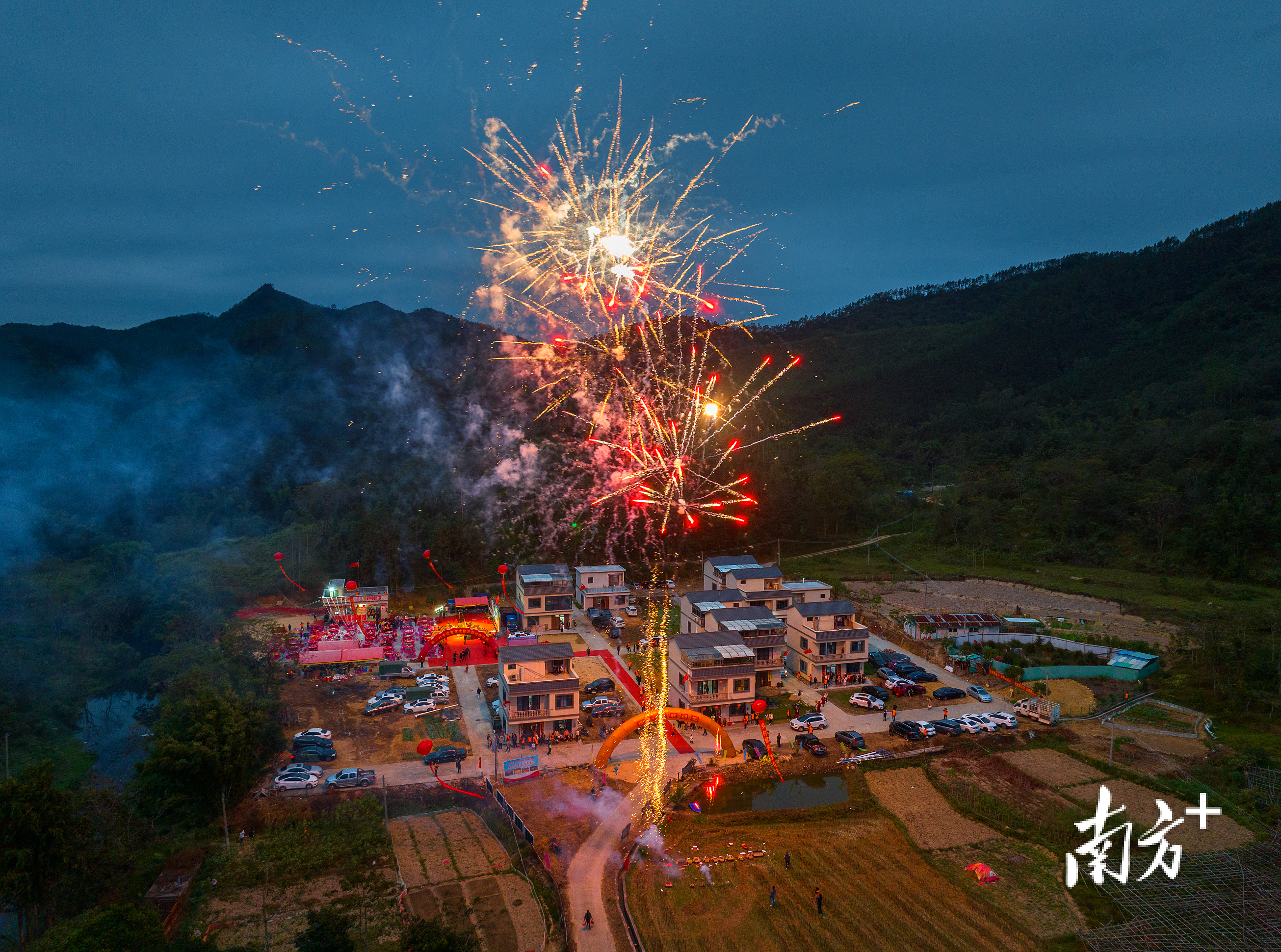首届村庆活动燃放烟花庆祝。