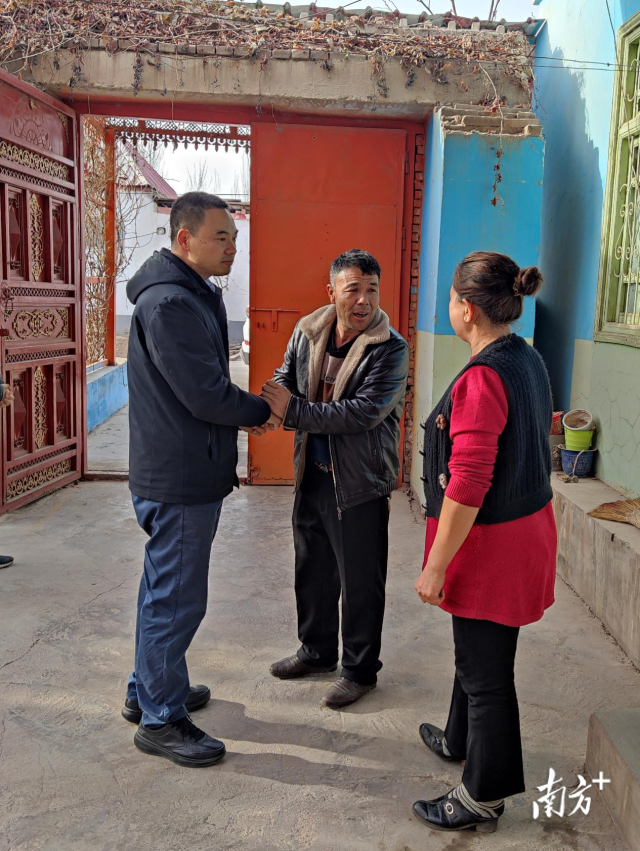 王凤俊到结对村民家中走访,和“亲戚”们谈心、拉家常。 王凤俊到结对村民家中走访,和“亲戚”们谈心、拉家常。